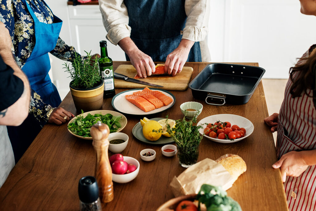 Das Foto zeigt Menschen beim gemeinsamen Kochen