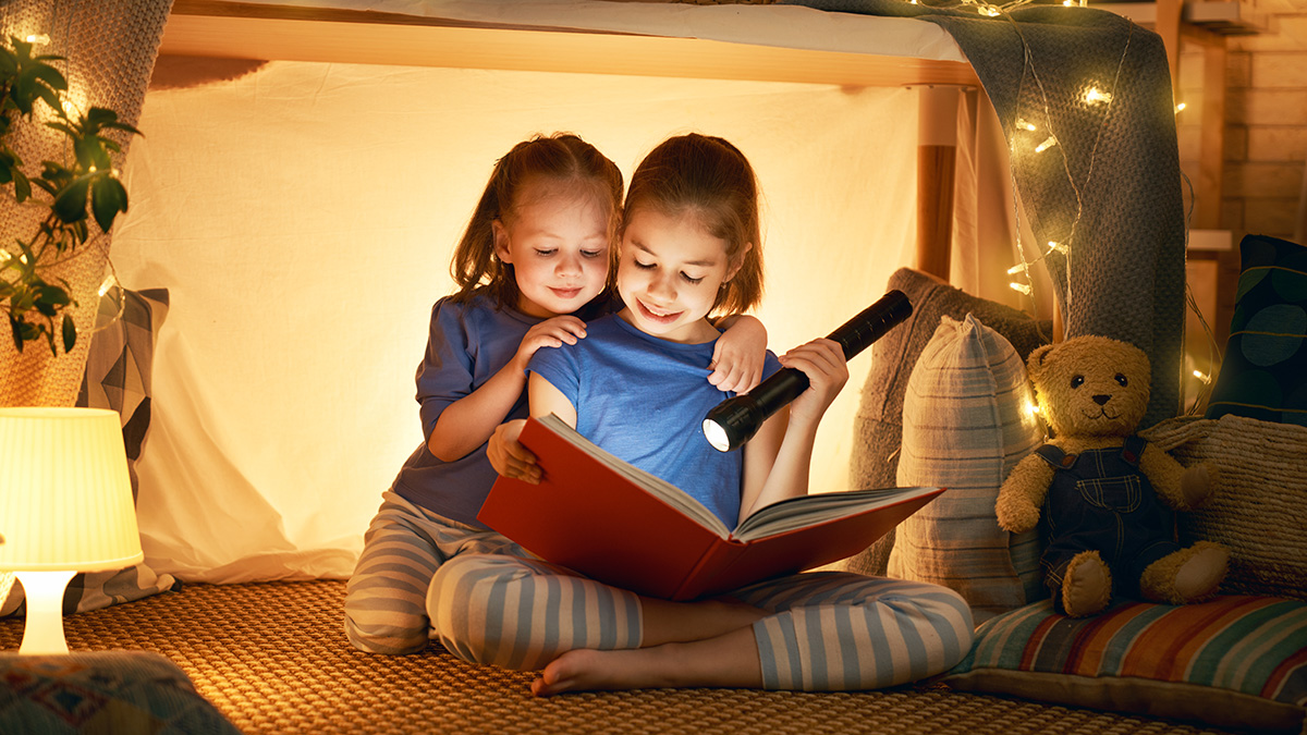 Zwei Kinder lesen ein Buch