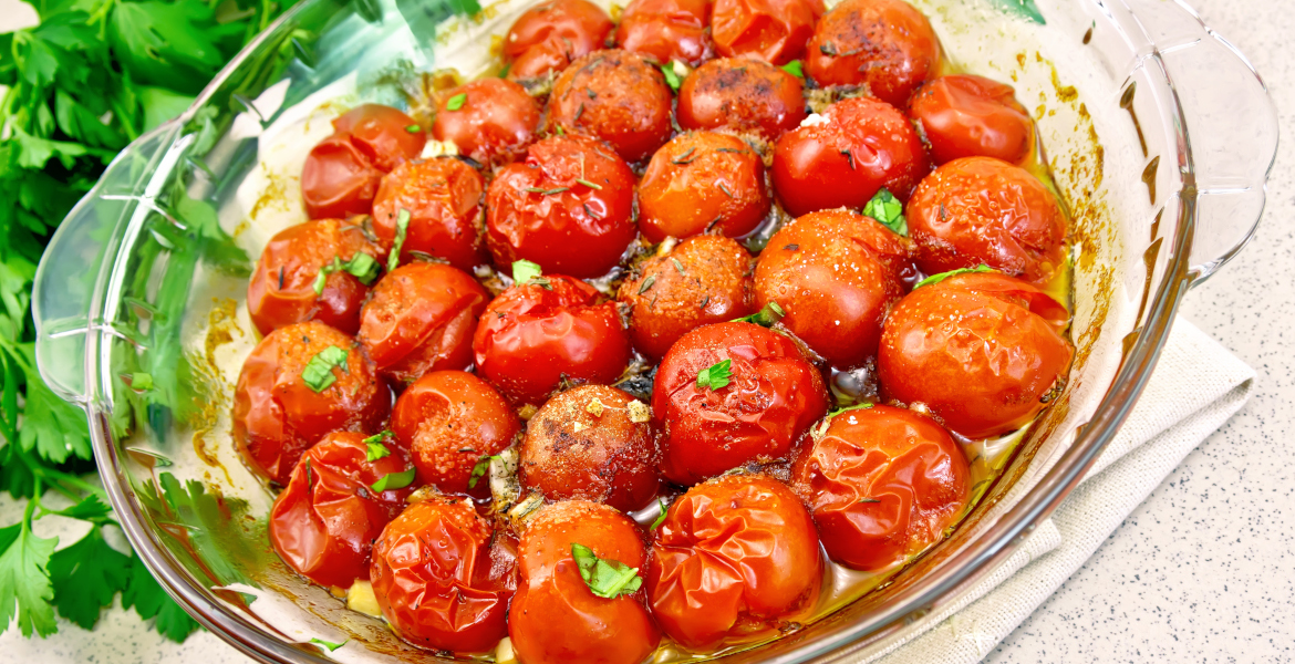 Das Foto zeigt eine Glasauflaufform mit gebackenen Tomaten