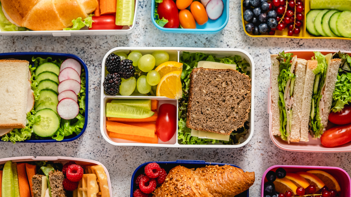Eine Auswahl an unterschiedlichen Lunchboxen und Brotdosen