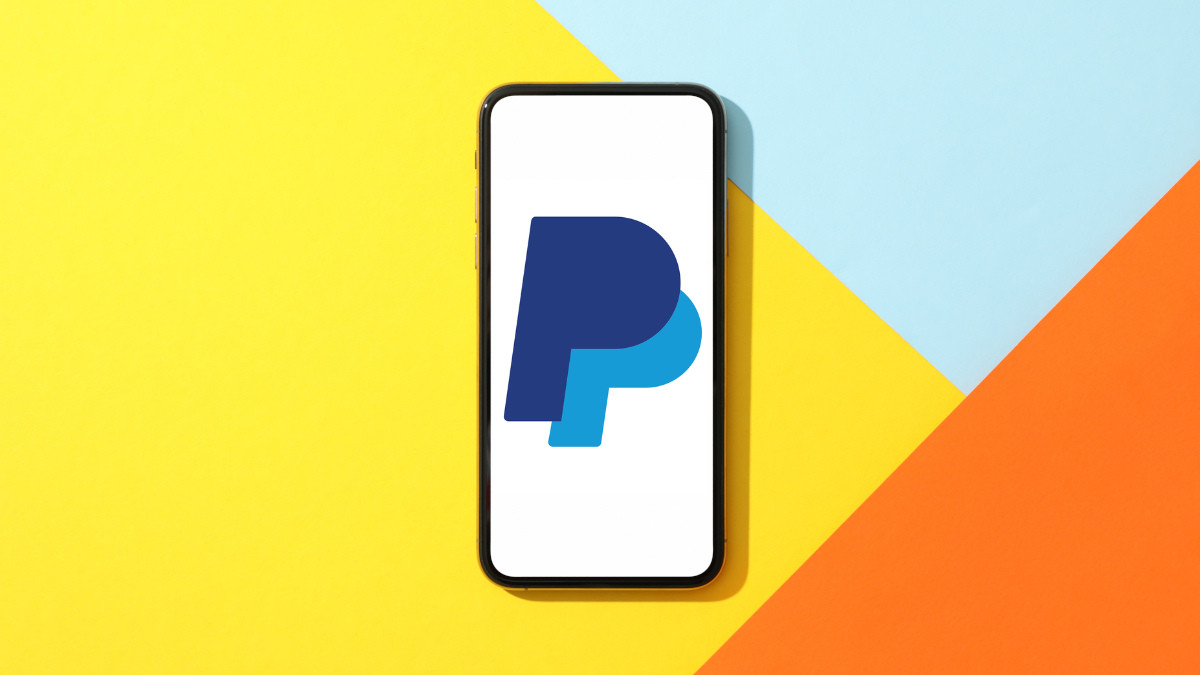 Das Bild zeigt ein Smartphone mit PayPal-Icon vor buntem Hintergrund