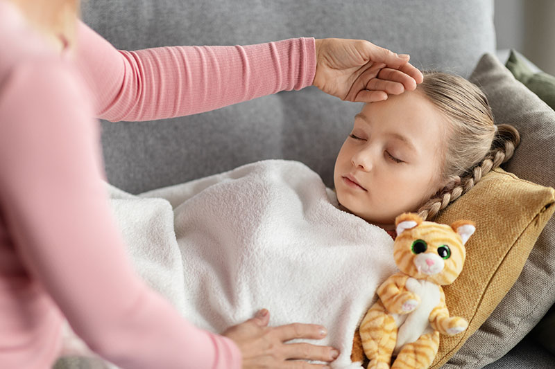 Eine Mutter kümmert sich um ihr krankes Kind