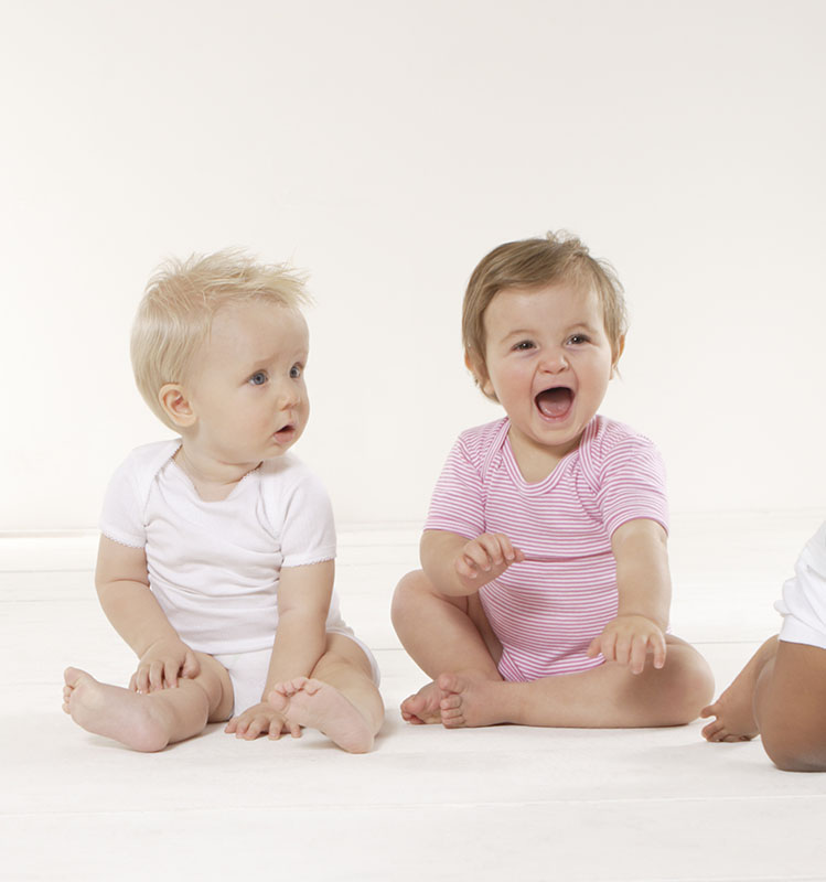 Zwei Babys bei einem Krabbelkurs