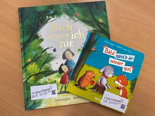 Zwei Bücher aus dem Bücherschrank in Münsterbusch