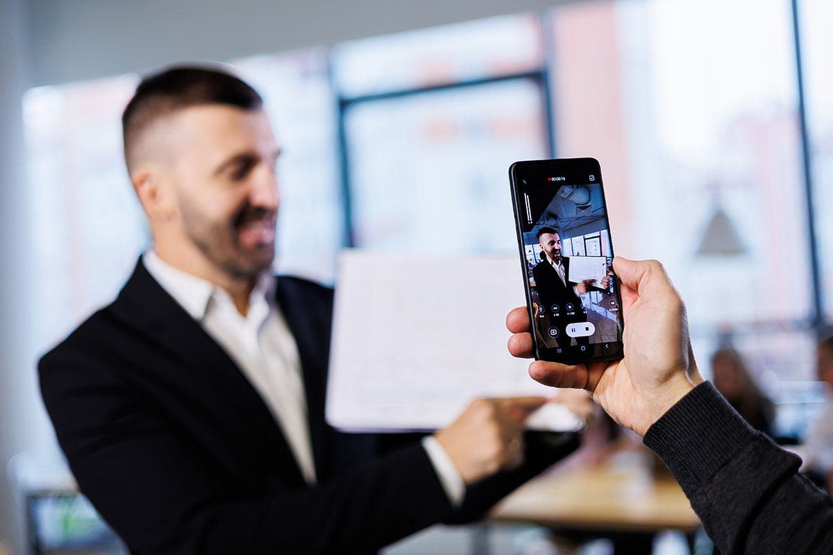 Ein MAnn wird dabei gefilmt, wie er ein Sheet mit Informationen erklärt