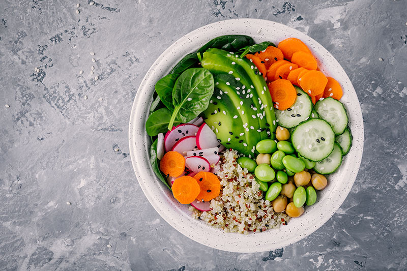 Eine gesunde Salatbowl, mit verschiedenen Lebensmitteln