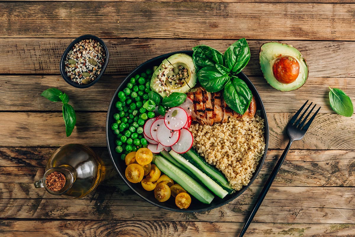 Eine gesunde Salatbowl, mit verschiedenen Lebensmitteln